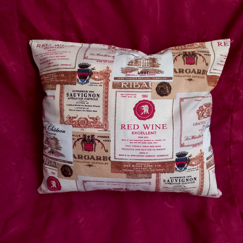 Almohada decorada con etiquetas de vino