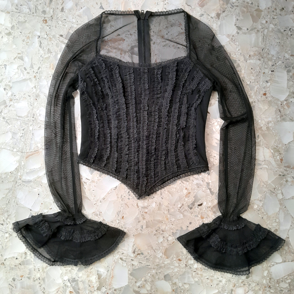 Blusa negra con mangas transparentes
