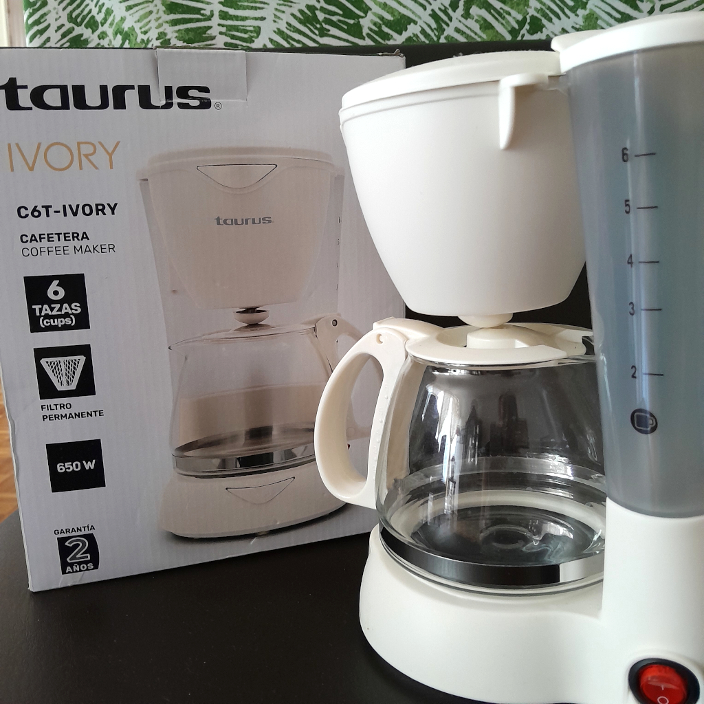 Cafetera de goteo blanca con su caja