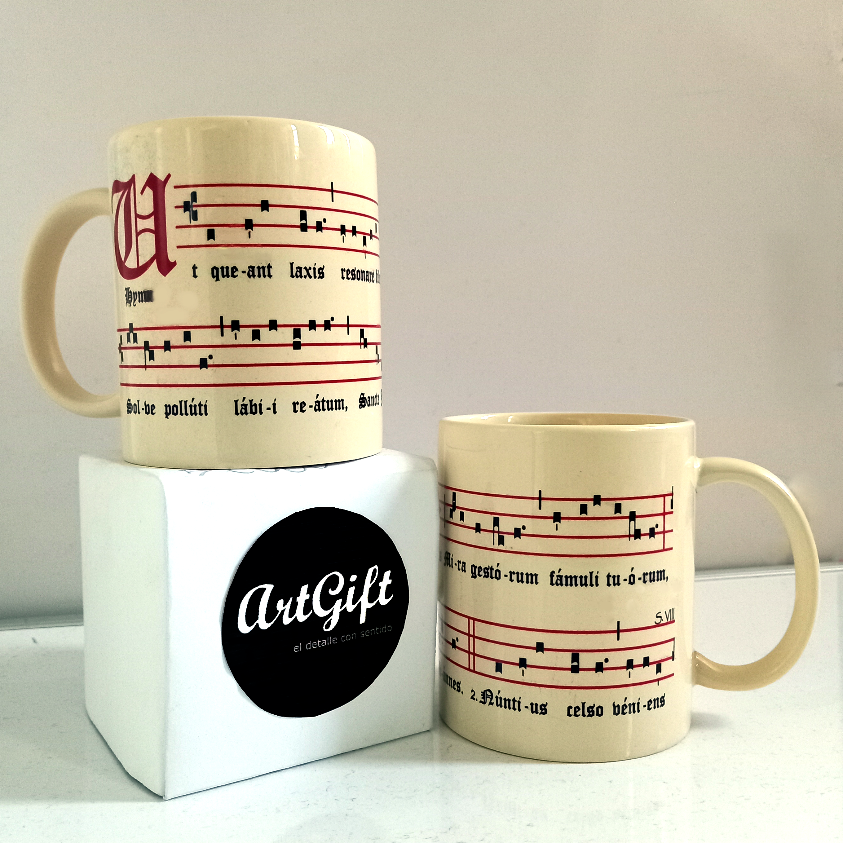 Taza beige decorada con partitura gregoriana