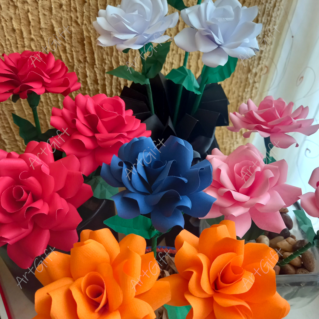 Grupo de varias flores de papel de colores