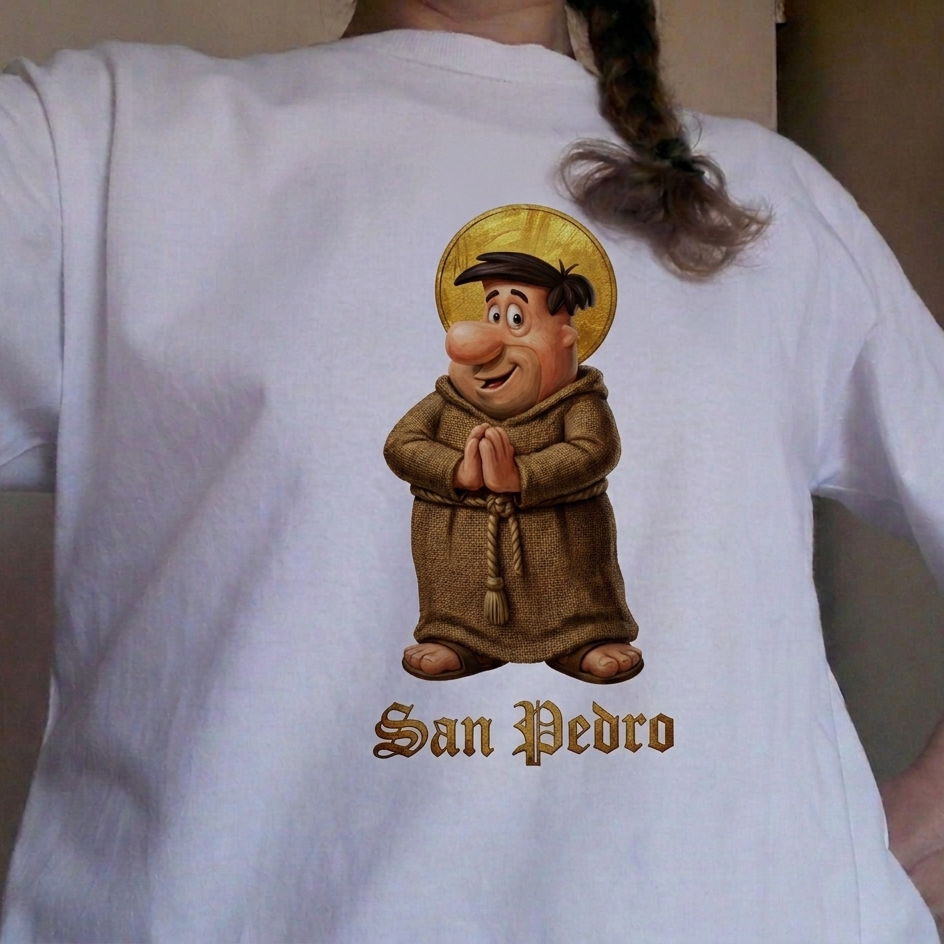 Persona portando una playera blanca con una imagen impresa